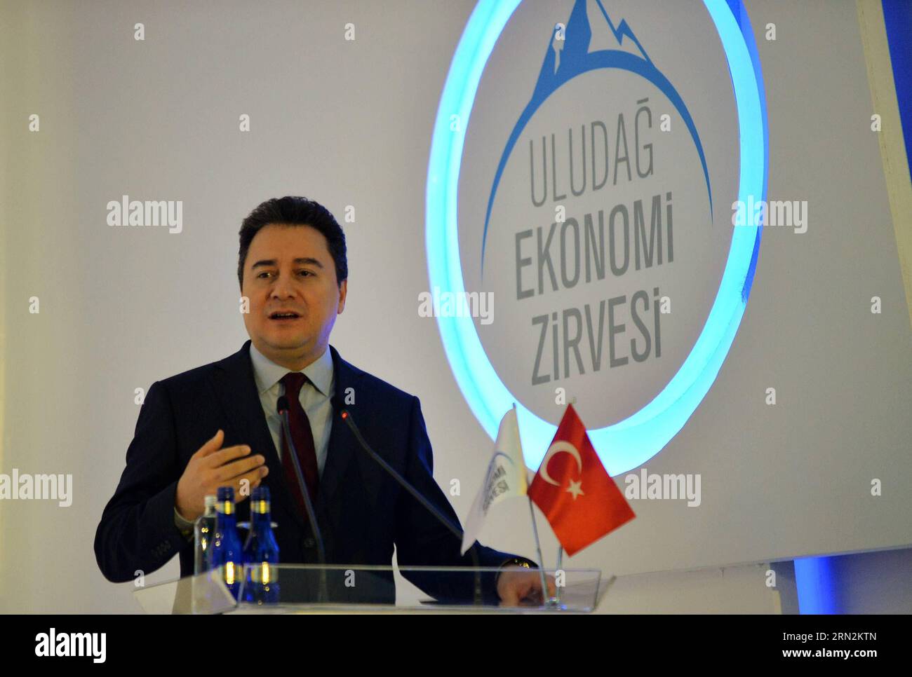 (150313) -- ISTANBUL, le 13 mars 2015 -- le vice-premier ministre turc Ali Babacan s'adresse aux invités lors du sommet économique d'Uludag à Bursa, dans le nord-ouest de la Turquie, le 13 mars 2015. Le Sommet de l’économie d’Uludag est organisé chaque année par les magazines Capital et Economist depuis 2012. Plusieurs délégués d'entreprises internationales et nationales ainsi que des personnalités politiques clés ont participé à des discussions de groupe au cours du sommet de deux jours sur le thème des affaires dans un monde numérique. SOMMET ÉCONOMIQUE TURQUIE-BURSA-ULUDAG LuxZhe PUBLICATIONxNOTxINxCHN Istanbul Mars 13 2015 Vice-premiers ministres turcs al Banque D'Images