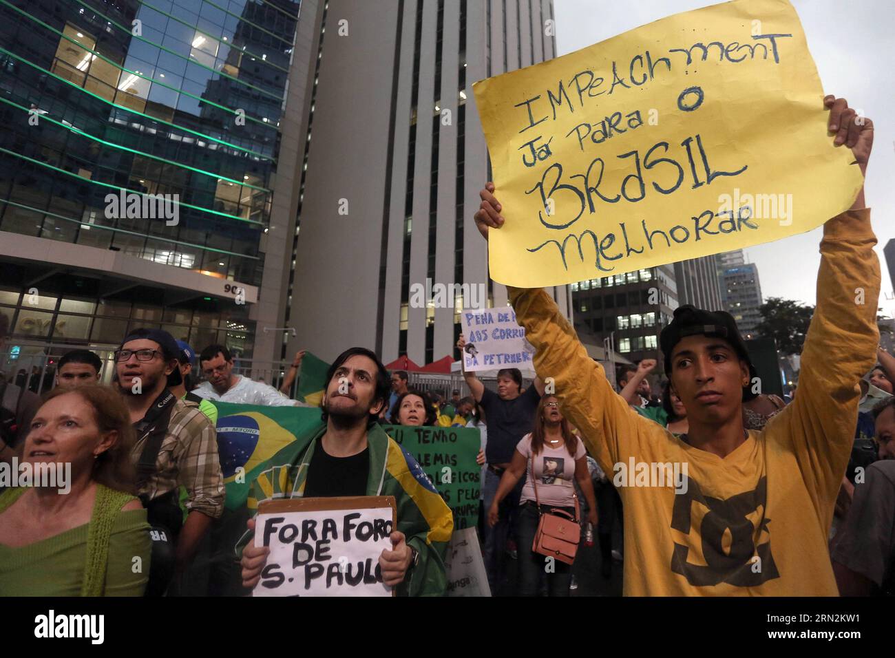 SAO PAULO, le 13 mars 2015 -- les gens prennent part à un rassemblement contre la corruption, les difficultés économiques croissantes et la destitution de la présidente Dilma Rousseff, à Sao Paulo, Bazil, le 13 mars 2015. Le rassemblement de vendredi précède un autre rassemblement de l'opposition convoqué par les réseaux sociaux pour dimanche qui promeut une demande de destitution à la présidente Dilma Rousseff. Rahel Patrasso) (azp) BRÉSIL-SAO PAULO-SOCIÉTÉ-RALLYE e RahelxPatrasso PUBLICATIONxNOTxINxCHN Sao Paulo Mars 13 2015 célébrités prennent part à un rassemblement contre la corruption les difficultés économiques croissantes et dans la demande de l'Impea Banque D'Images