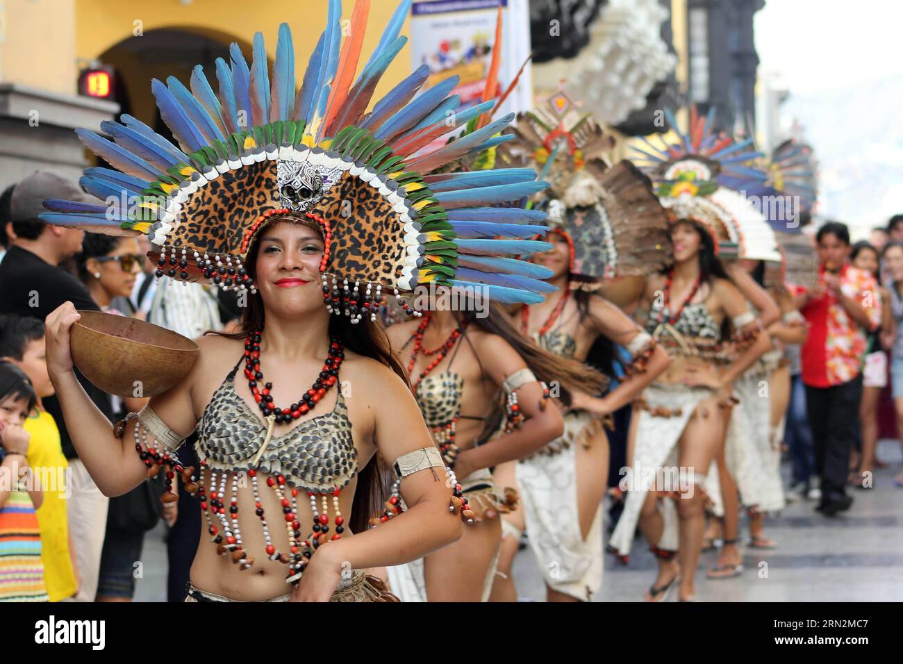 (150315) -- LIMA, danseurs péruviens se produisent lors de la Parade des cultures du monde dans le cadre de la 8e rencontre internationale de folklore mon Pérou 2015 , à Lima, capitale du Pérou, le 14 mars 2015.) (dh) PÉROU-LIMA-SOCIETY-PARADE LuisxCamacho PUBLICATIONxNOTxINxCHN Lima des danseurs péruviens se produisent lors de la Parade des cultures du monde dans LE CADRE DE la 8e rencontre internationale du folklore mon Pérou 2015 à Lima capitale du Pérou LE 14 2015 mars DH Pérou Lima Parade de la Société PUBLICATIONxNOTxINxCHN Banque D'Images