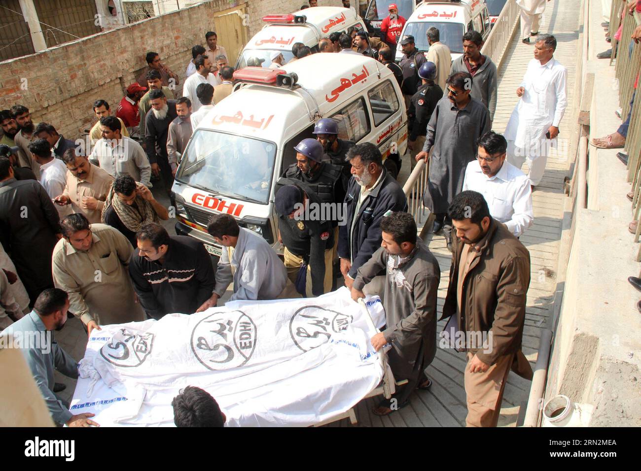 (150315) -- LAHORE, le 15 mars 2015 -- des sauveteurs transfèrent le corps d'une victime à un hôpital après des attentats suicides contre des églises dans l'est du Pakistan à Lahore le 15 mars 2015. Au moins 14 personnes ont été tuées et 78 autres blessées lorsque deux kamikazes se sont fait exploser dimanche à l entrée d églises dans la ville de Lahore, dans l est du Pakistan, ont indiqué des sources hospitalières. PAKISTAN-LAHORE-ATTENTAT SUICIDE JamilxAhmed PUBLICATIONxNOTxINxCHN Lahore Mars 15 2015 sauvetage transfert du corps d'une victime à un hôpital après les attentats suicides à la bombe PERPÉTRÉS CONTRE des églises dans l'est du Pakistan S Lahore LE 1 mars Banque D'Images