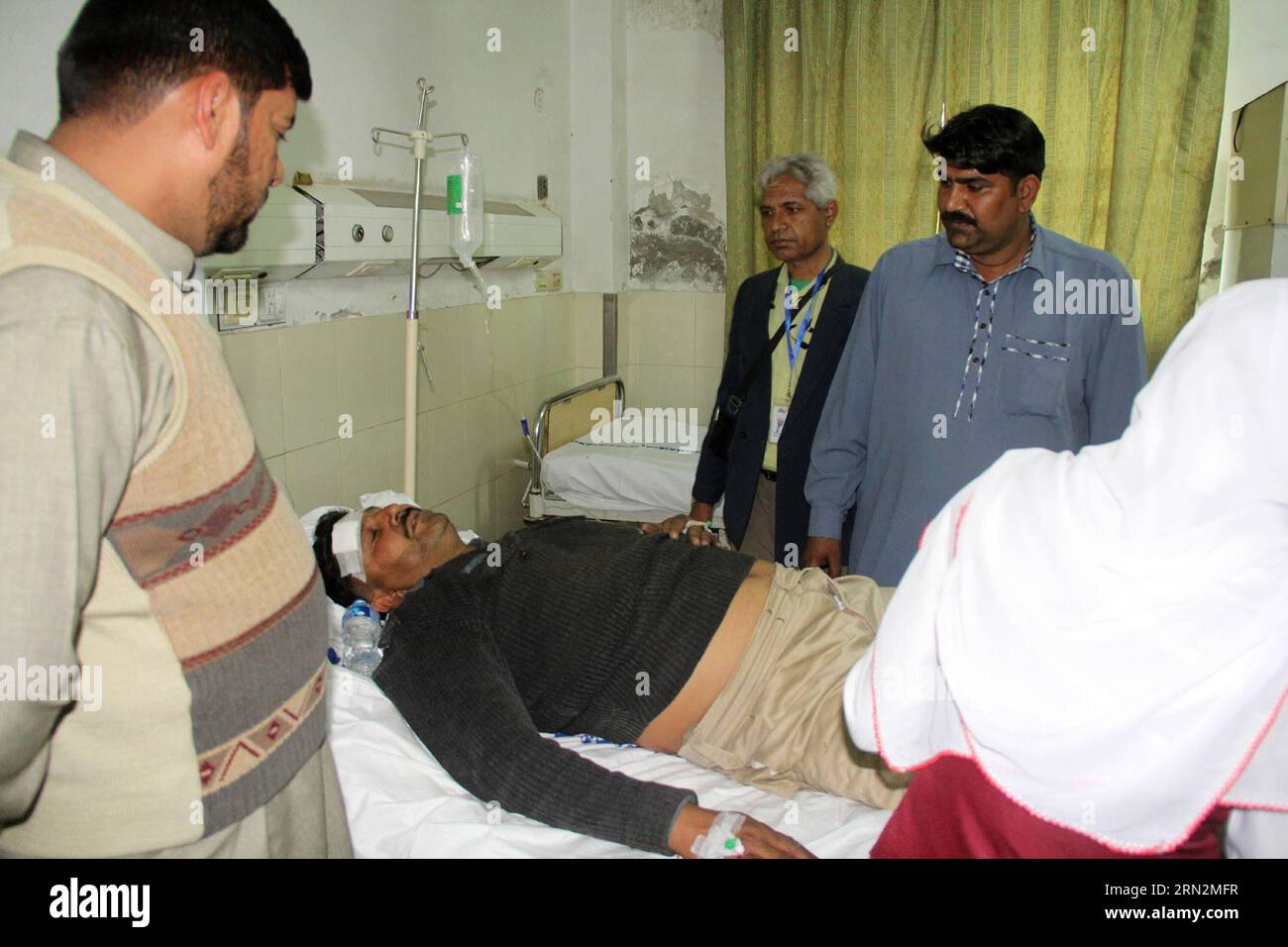 (150315) -- LAHORE, le 15 mars 2015 -- un policier blessé reçoit un traitement médical dans un hôpital à la suite d'attentats suicides à la bombe perpétrés contre des églises dans l'est du Pakistan à Lahore le 15 mars 2015. Au moins 14 personnes ont été tuées et 78 autres blessées lorsque deux kamikazes se sont fait exploser dimanche à l entrée d églises dans la ville de Lahore, dans l est du Pakistan, ont indiqué des sources hospitalières. PAKISTAN-LAHORE-ATTENTAT-SUICIDE JamilxAhmed PUBLICATIONxNOTxINxCHN Lahore Mars 15 2015 un policier blessé reçoit un traitement médical DANS un hôpital après des attentats suicides à la bombe CONTRE des églises dans l'est du Pakistan Banque D'Images