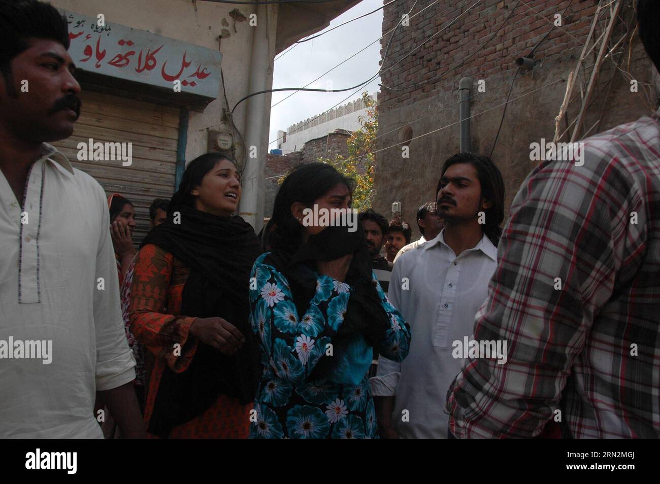 (150315) -- LAHORE, le 15 mars 2015 -- les chrétiens pakistanais pleurent la mort de leurs proches à la suite d'attentats suicides contre des églises dans l'est du Pakistan, Lahore, le 15 mars 2015. Au moins 14 personnes ont été tuées et 78 autres blessées lorsque deux kamikazes se sont fait exploser dimanche à l entrée d églises dans la ville de Lahore, dans l est du Pakistan, ont indiqué des sources hospitalières. PAKISTAN-LAHORE-CHURCH-ATTACK-MORTEM Sajjjad PUBLICATIONxNOTxINxCHN Lahore Mars 15 2015 les chrétiens pakistanais Morne à propos de la mort de leurs proches à la suite des attentats suicides CONTRE DES églises à Eastern Banque D'Images