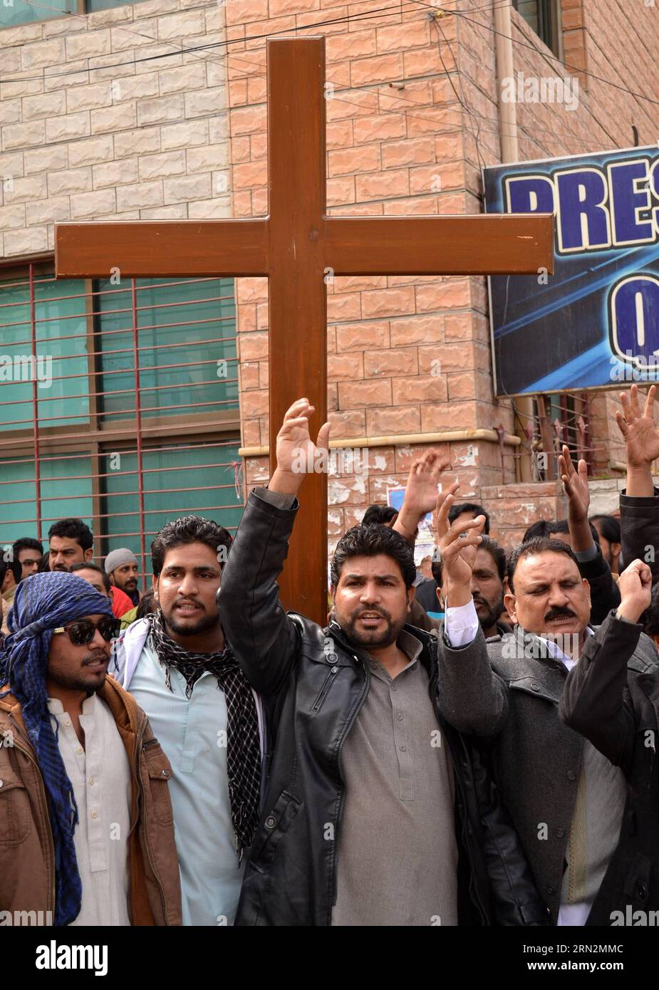(150315) -- QUETTA, 15 mars 2015 -- des chrétiens pakistanais protestent contre les attentats suicides à la bombe perpétrés contre des églises de Lahore, dans le sud-ouest de Quetta, le 15 mars 2015. Au moins 14 personnes ont été tuées et 78 autres blessées lorsque deux kamikazes se sont fait exploser dimanche à l entrée d églises dans la ville de Lahore, dans l est du Pakistan, ont indiqué des sources hospitalières. PAKISTAN-QUETTA-CHRÉTIENS-PROTEST Asad PUBLICATIONxNOTxINxCHN Quetta Mars 15 2015 les Chrétiens pakistanais protestent contre les attentats à la bombe suicide CONTRE les églises de Lahore dans le sud-ouest du Pakistan S Quetta LE 15 2015 Mars AU moins 14 Cel Banque D'Images