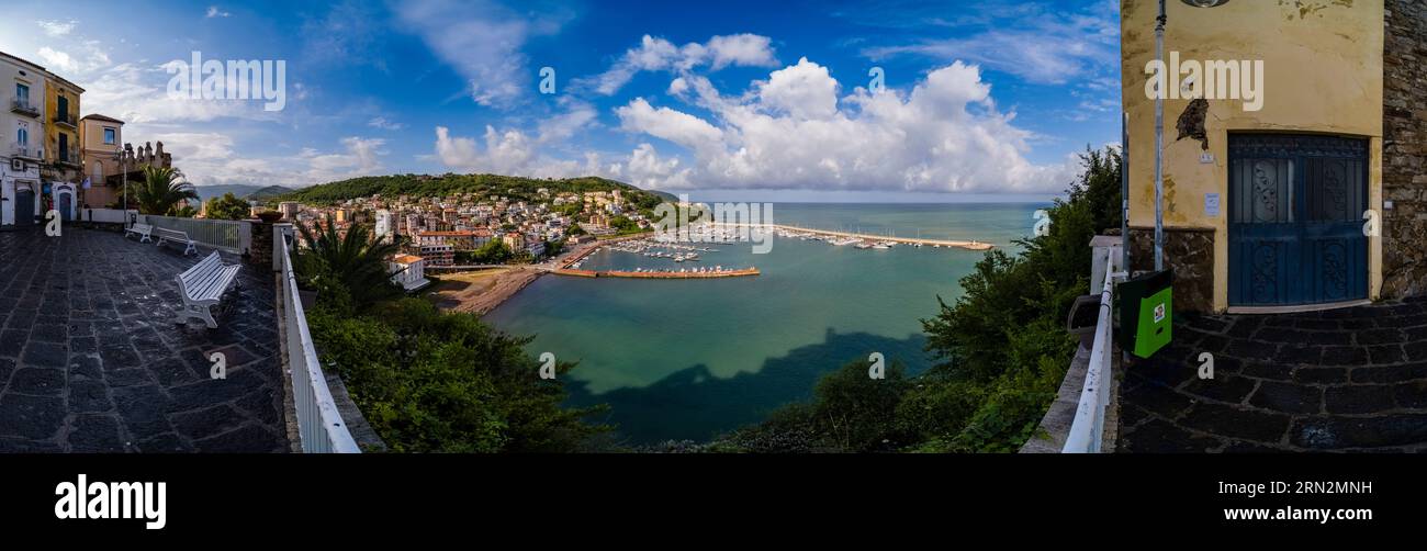 Vue aérienne panoramique sur le port de plaisance et les maisons de la ville Agropoli. Banque D'Images