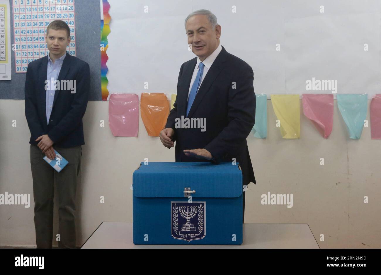 (150317) -- JÉRUSALEM, le 17 mars 2015 -- le Premier ministre israélien Benjamin Netanyahu (R) jette son bulletin de vote dans un bureau de vote lors des élections législatives à Jérusalem, le 17 mars 2015. Israël a tenu des élections parlementaires mardi. JINI/POOL/Marc Israel Sallem) MIDEAST-JERUSALEM-ISRAEL-ELECTION-VOTE LixRui PUBLICATIONxNOTxINxCHN Jerusalem Mars 17 2015 le Premier ministre israélien Benjamin Netanyahu jette son bulletin de vote À un bureau de vote lors des ÉLECTIONS parlementaires à Jérusalem LE 17 2015 mars Israël héros ÉLECTION parlementaire mardi Jini Pool Marc Israel Mideast Jérusalem est Banque D'Images