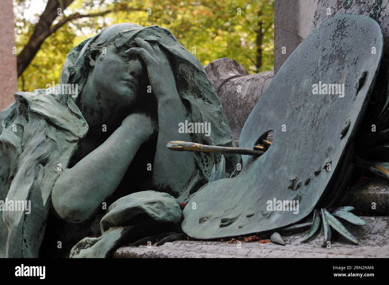 Détail de la tombe élaborée de l'artiste français Paul-Jacques-aimé Baudry dans le cimetière du Père Lachaise à Paris. Banque D'Images