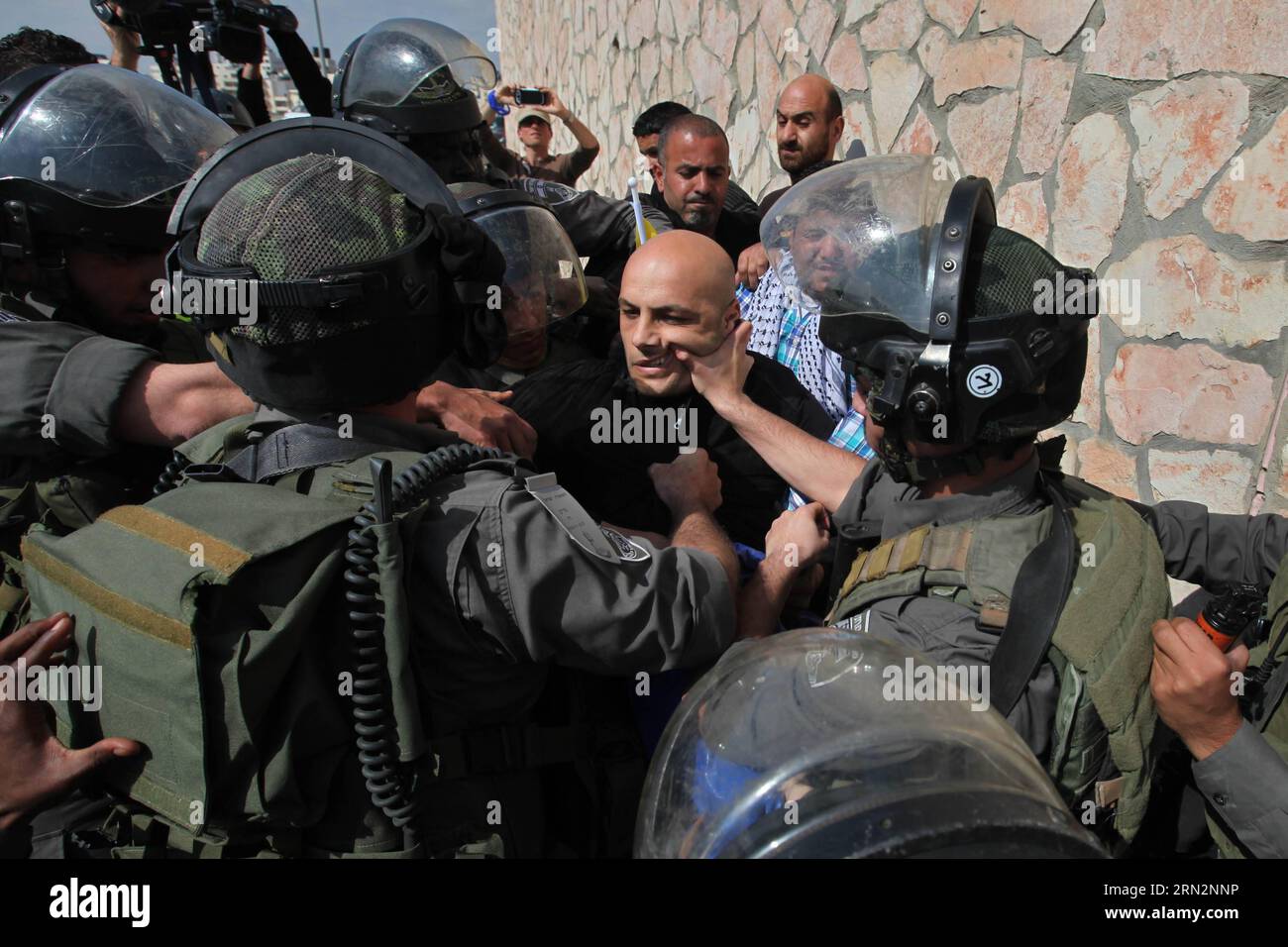 Des soldats israéliens se disputent avec des Palestiniens lors d’une manifestation contre ce que les Palestiniens disent être des confiscations de terres par Israël pour des colonies juives, près de la ville de Cisjordanie d’Abu dis près de Bethléem, le 17 mars 2015. )(lyi) MIDEAST-BETHLEHEM-PROTEST LuayxSababa PUBLICATIONxNOTxINxCHN des soldats israéliens se disputent avec DES PALESTINIENS lors d'une manifestation contre ce que LES PALESTINIENS disent EST le pays par Israël pour les colonies juives près de la ville de CISJORDANIE d'Abu DIS près de Bethléem LE 17 2015 mars Lyi Mideast Bethlehem PROTEST LuayxSababa PUBLICATIONxNOTxNOTxINxCHN Banque D'Images