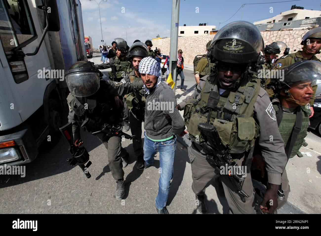 Des soldats israéliens arrêtent un manifestant palestinien lors d’une manifestation contre ce que les Palestiniens disent être des confiscations de terres par Israël pour des colonies juives, près de la ville de Cisjordanie d’Abu dis près de Bethléem, le 17 mars 2015. )(lyi) MIDEAST-BETHLEHEM-PROTEST LuayxSababa PUBLICATIONxNOTxINxCHN soldats israéliens un PALESTINIEN lors d'une manifestation contre ce que LES PALESTINIENS disent EST pays par Israël pour les colonies juives près de la ville de CISJORDANIE d'Abu DIS près de Bethléem LE 17 2015 mars lyi Mideast Bethlehem Protest LuayxSababa PUBLICATIONxNOTxINxCHN Banque D'Images