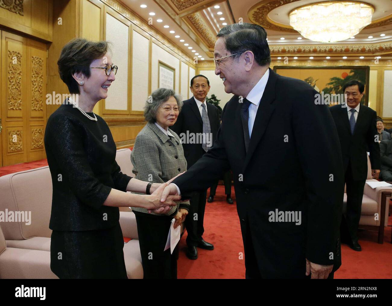 (150318) -- PÉKIN, le 18 mars 2015 -- Yu Zhengsheng(R), président du Comité national de la Conférence consultative politique du peuple chinois (CCPPC) et membre du Comité permanent du Bureau politique du Comité central du Parti communiste chinois (PCC), assiste à un symposium commémorant le 100e anniversaire de naissance de Seypidin Azizi et rencontre ses proches à Beijing, capitale de la Chine, le 18 mars 2015. (Zwx) CHINA-BEIJING-YU ZHENGSHENG-SEYPIDIN AZIZI-BIRTH ANNIVERSARY-SYMPOSIUM(CN) LiuxWeibing PUBLICATIONxNOTxINxCHN Beijing Mars 18 2015 Yu Zheng Sheng r Président Banque D'Images