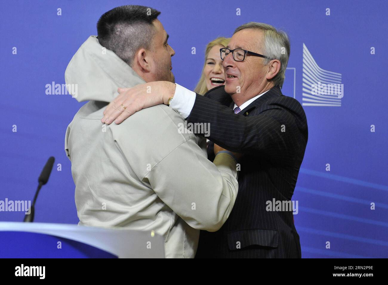 POLITIK Gemeinsame Erklärung von eu, Dänemark und Grönland 150319 -- BRUXELLES, 19 mars 2015 -- le président de la Commission européenne, Jean-Claude Juncker R, s'est entretenu avec le Premier ministre groenlandais, Kim Kielsen L, après une cérémonie de signature de la déclaration conjointe des trois parties au siège de l'UE à Bruxelles, Beglium, le 19 mars 2015, pour poursuivre et renforcer encore leurs relations et leur coopération. BELGIQUE-BRUXELLES-eu-DANMARK-GROENLAND YexPingfan PUBLICATIONxNOTxINxCHN politique Déclaration commune de l'UE Danemark et du Groenland Bruxelles Mars 19 2015 Président de la Commission européenne Jean Claude Junc Banque D'Images