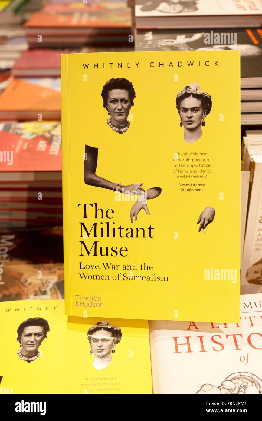 'The militante Muse Love, War and the Women of Surrealism' couverture du livre féministe jaune par l'auteur Whitney Chadwick dans la librairie Londres Angleterre Royaume-Uni 2023 Banque D'Images