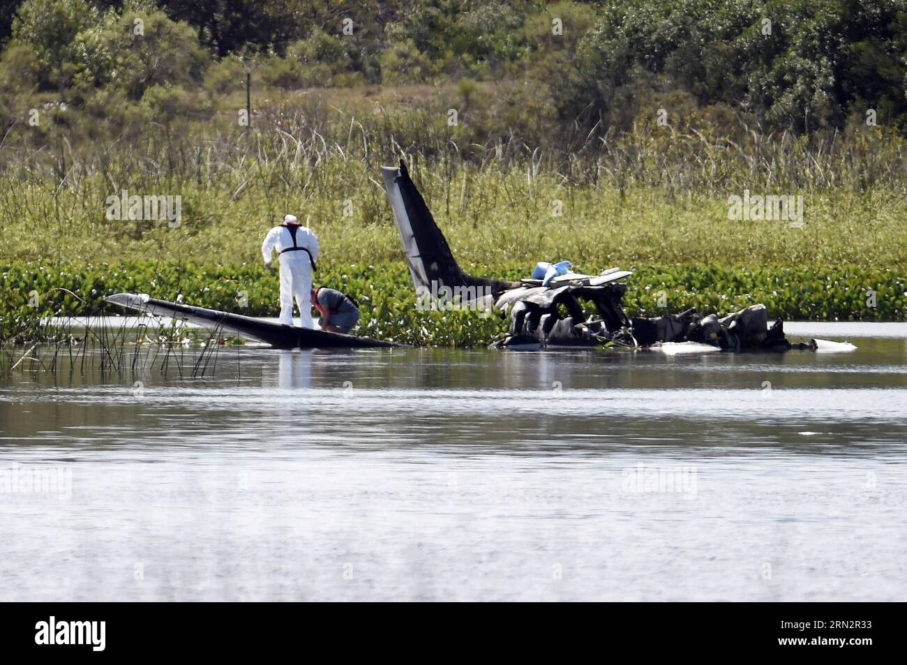 (150320) -- MALDONADO, 20 mars 2015 -- les soldats des Forces spéciales de la Marine uruguayenne travaillent à l'endroit où l'avion Beechcraft Kingair 90 s'est écrasé jeudi, avec neuf Argentins et un Portugais à bord, dans les environs de Laguna del sauce dans le département de Maldonado, à 120 km de Montevideo, capitale de l'Uruguay, le 20 mars 2015. Un petit avion argentin s'est écrasé dans la station balnéaire de Punta del Este en Uruguay jeudi soir, tuant les 10 personnes à bord, ont rapporté vendredi les médias argentins. Nicolas Celaya) (jg) URUGUAY-MALDONADO-ACCIDENT-PLANE e NICOLASxCELAYA PUBLICATIONxNOTxINxCHN Maldonado Mars 20 201 Banque D'Images