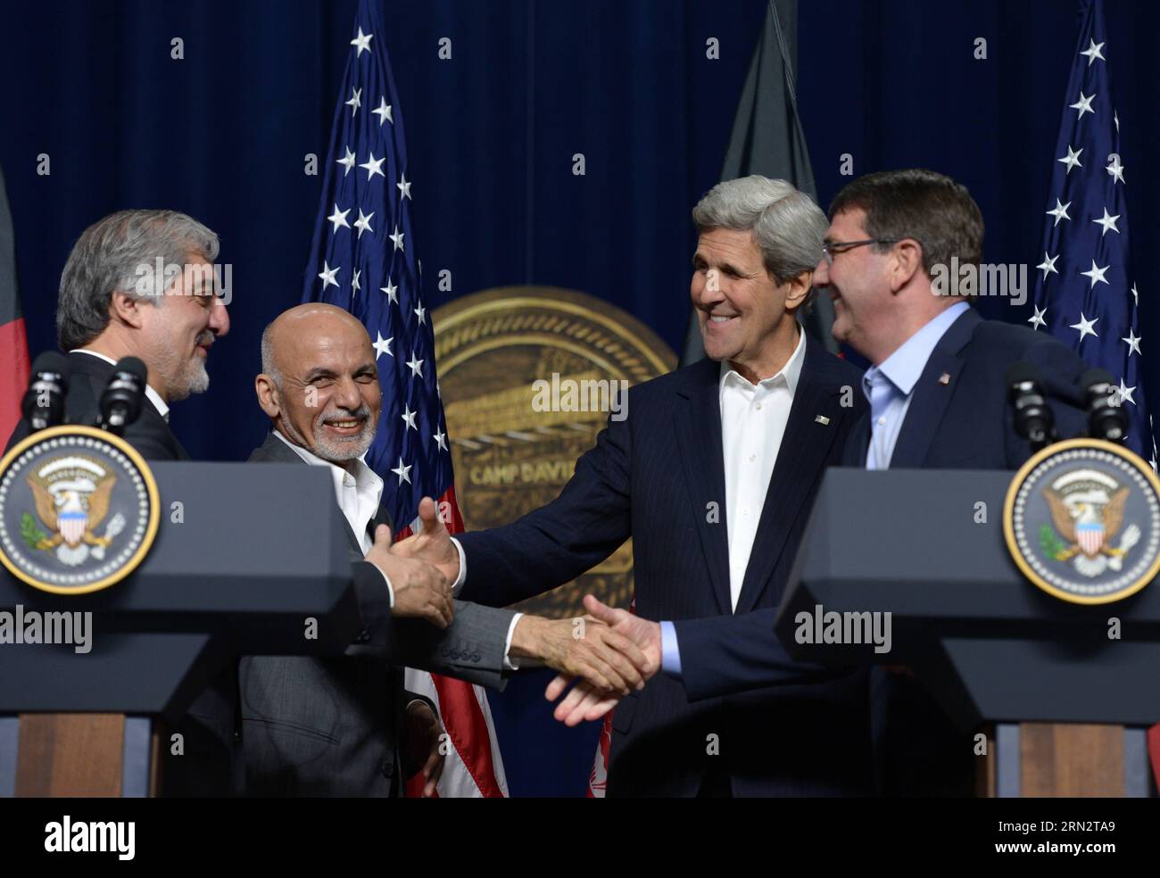 (150323) -- CAMP DAVID, mars. 23, 2015 -- (de R à L)US Le secrétaire à la Défense Ashton carter, le secrétaire d’État américain John Kerry, le président afghan Ashraf Ghani et le chef de l’exécutif afghan Abdullah Abdullah assistent à une conférence de presse à Camp David, Maryland, États-Unis, le 23 mars 2015. Le secrétaire américain à la Défense Ashton carter a déclaré lundi que l'administration Obama cherchait un financement pour s'assurer que les troupes afghanes sont maintenues à leur niveau de pointe cible jusqu'en 2017, comme un mouvement pour montrer l'engagement des États-Unis en faveur d'un partenariat stratégique avec l'Afghanistan. US-CAMP DAVID-PRÉSIDENT AFGHAN-VISITE YINXBOGU BLI Banque D'Images