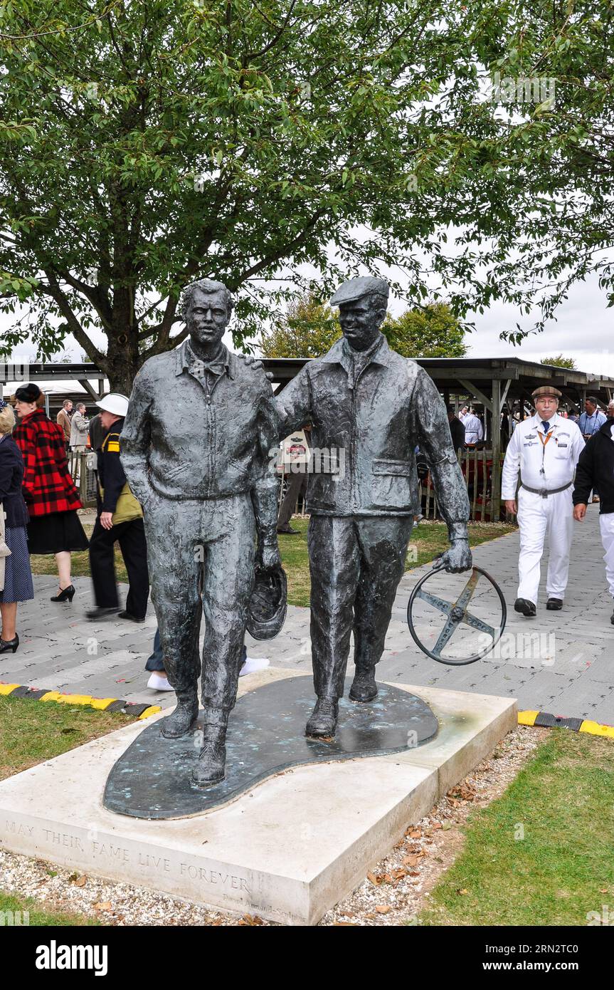 Statue en bronze commémorant Mike Hawthorn et Lofty England exposée sur le circuit de course de Goodwood, West Sussex, Royaume-Uni, vue pendant le Goodwood Revival Banque D'Images