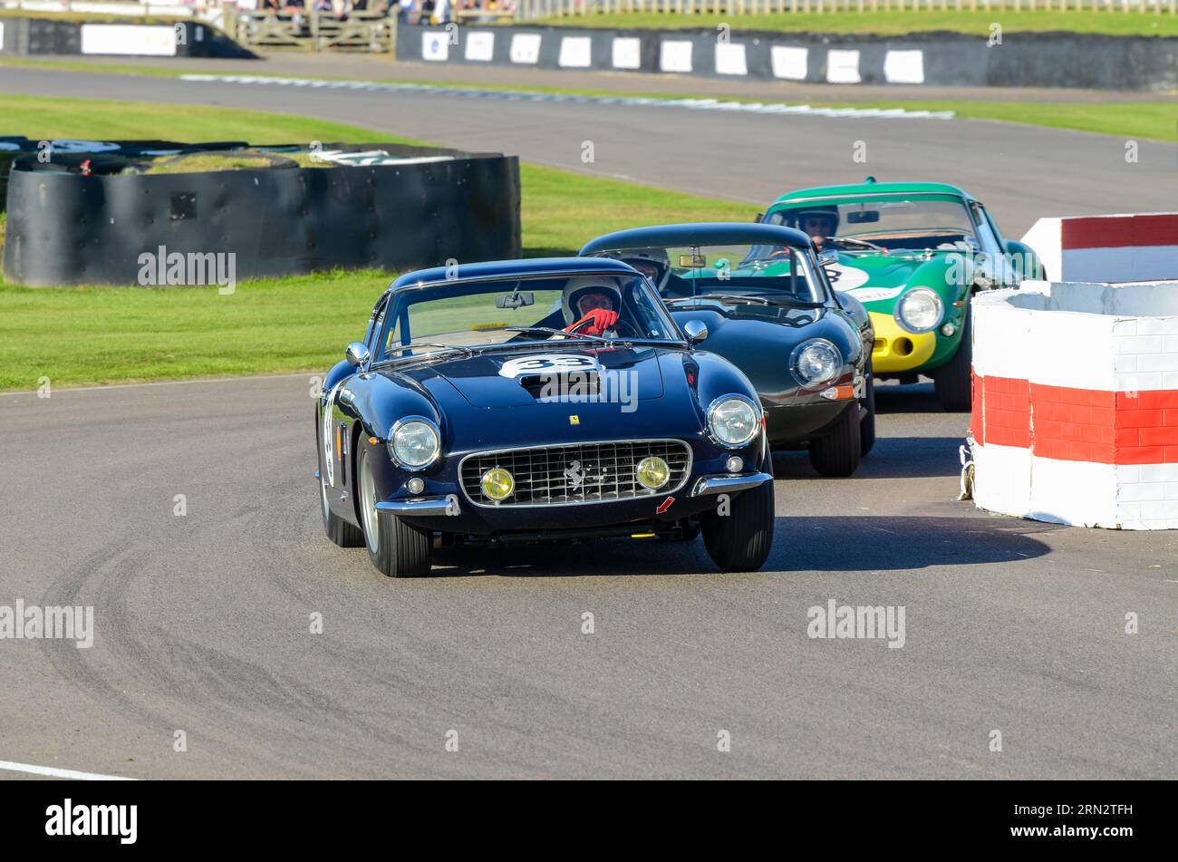 Ferrari 250 GT SWB voiture de sport classique, voiture de course vintage en compétition dans le RAC Tourist Trophy à l'événement historique Goodwood Revival, Royaume-Uni. Chasser les voitures Banque D'Images