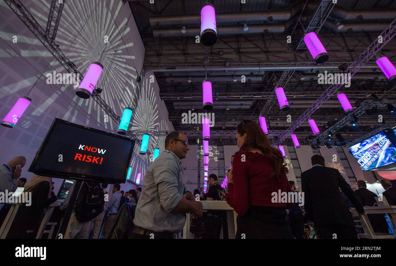 (150324) -- TEL AVIV, 24 mars 2015 -- Une femme discute avec un exposant sur un stand lors de CyberTech 2015 à tel Aviv, Israël, le 24 mars 2015. CyberTech 2015, une conférence internationale et une exposition pour les solutions cybernétiques à travers le monde, s’est tenue ici mardi. L’événement de deux jours, attire quelque 100 entreprises israéliennes et internationales pour présenter les dernières innovations cybertech dans le domaine. Plus de 5 000 personnes dans des délégations de 50 pays et régions sont attendues pour assister à l'événement. Près de 90 discours sur des sujets de cyber-solutions dans l'environnement de réseau actuel et comment prévenir cy Banque D'Images