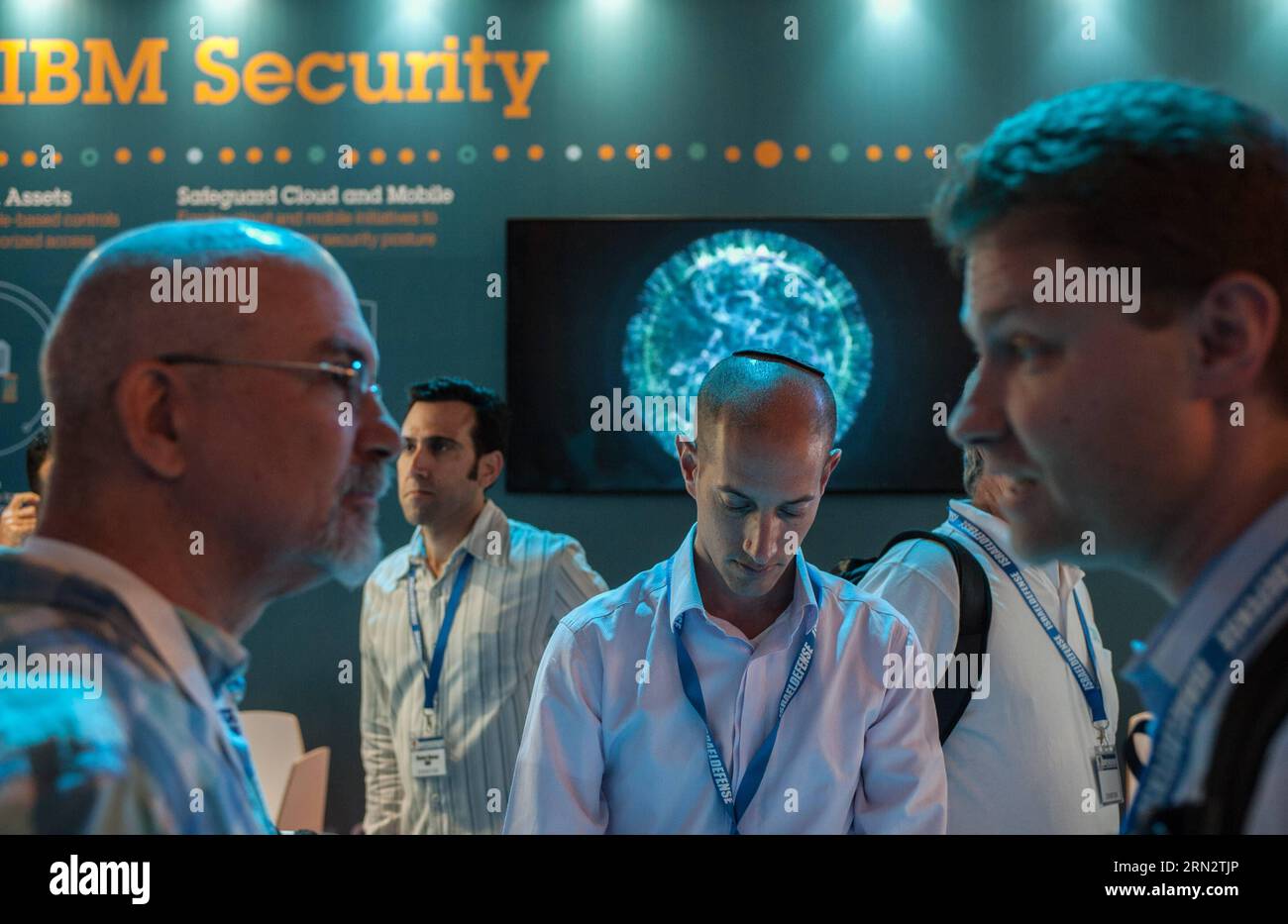 (150324) -- TEL AVIV, 24 mars 2015 -- les visiteurs discutent avec des exposants sur un stand de IBM QRadar Security Intelligence Platform lors de CyberTech 2015 à tel Aviv, Israël, le 24 mars 2015. CyberTech 2015, une conférence internationale et une exposition pour les solutions cybernétiques à travers le monde, s’est tenue ici mardi. L’événement de deux jours, attire quelque 100 entreprises israéliennes et internationales pour présenter les dernières innovations cybertech dans le domaine. Plus de 5 000 personnes dans des délégations de 50 pays et régions sont attendues pour assister à l'événement. Près de 90 discours sur des sujets de cyber solutions dans le courant Banque D'Images