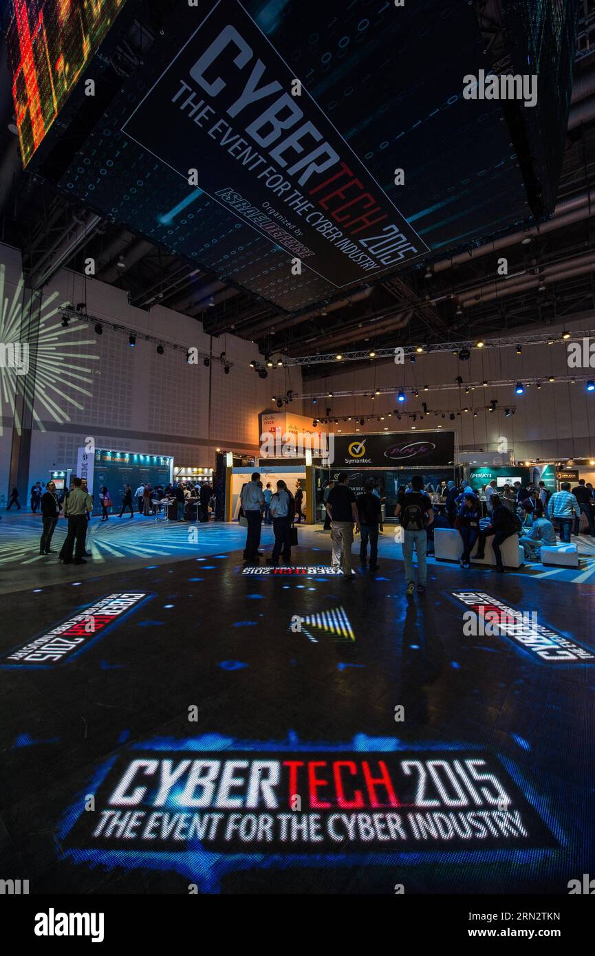 (150324) -- TEL AVIV, 24 mars 2015 -- les visiteurs discutent avec les exposants lors de CyberTech 2015 à tel Aviv, Israël, le 24 mars 2015. CyberTech 2015, une conférence internationale et une exposition pour les solutions cybernétiques à travers le monde, s’est tenue ici mardi. L’événement de deux jours, attire quelque 100 entreprises israéliennes et internationales pour présenter les dernières innovations cybertech dans le domaine. Plus de 5 000 personnes dans des délégations de 50 pays et régions sont attendues pour assister à l'événement. Près de 90 discours sur des sujets de cyber-solutions dans l'environnement de réseau actuel et comment prévenir la cybercriminalité sont Banque D'Images