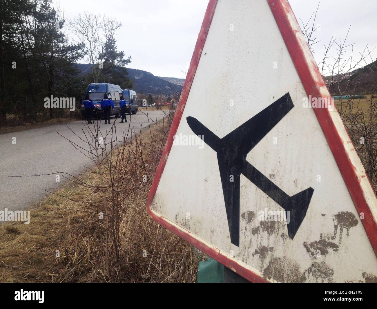 (150325)-- SEYNE-LES-ALPES, 25 mars 2015 -- des gendarmes français gardent la route vers le site de l'accident de l'avion Germanwings A320 dans les Alpes, dans le sud de la France, le 25 mars 2015. Les gendarmes français ont trouvé mardi soir l'une des deux boîtes noires de l'avion de passagers allemand qui s'est écrasé dans le sud de la France avec 150 personnes à bord, tandis qu'une enquête internationale commune sur la cause de l'accident est en cours. )(azp) FRANCE-SEYNE-AVION CRASH-INVESTIGATION ChenxXiaowei PUBLICATIONxNOTxINxCHN Seyne les Alpes Mars 25 2015 Garde française la route vers le site de l'accident de l'avion A320 allemand Wings dans les Alpes à Sou Banque D'Images