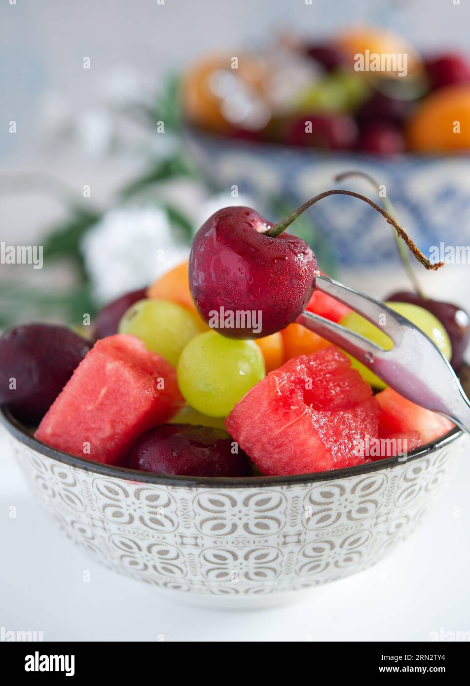 tasse avec de l'eau froide et des fruits frais d'été avec de la glace Banque D'Images