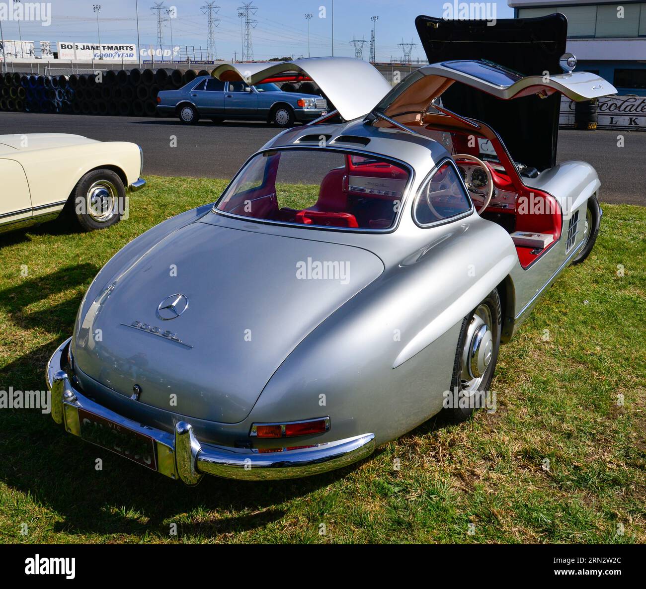 Classic Vintage Mercedes 300SL Silvler intérieur rouge sur le spectacle Sunny Day Racetrack Melbourne Australie Banque D'Images