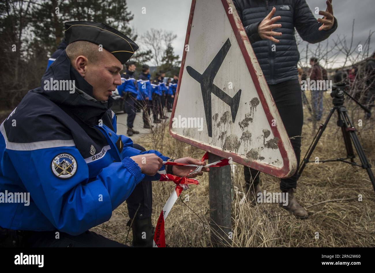 (150325) -- SEYNE, le 25 mars 2015 -- Un gendarme français garde le camp de secours dans les Alpes, dans le sud de la France, le 25 mars 2015. Les gendarmes français ont trouvé mardi soir l'une des deux boîtes noires de l'avion de passagers allemand qui s'est écrasé dans le sud de la France avec 150 personnes à bord, tandis qu'une enquête internationale commune sur la cause de l'accident est en cours. FRANCE-SEYNE-AIRBUS A320 CRASH-RESCUE ChenxXiaowei PUBLICATIONxNOTxINxCHN Seyne Mars 25 2015 un gendarme français garde le camp de base de sauvetage dans les Alpes dans le sud de la France Mars 25 2015 Français tard mardi trouvé l'un des deux Black Bo Banque D'Images