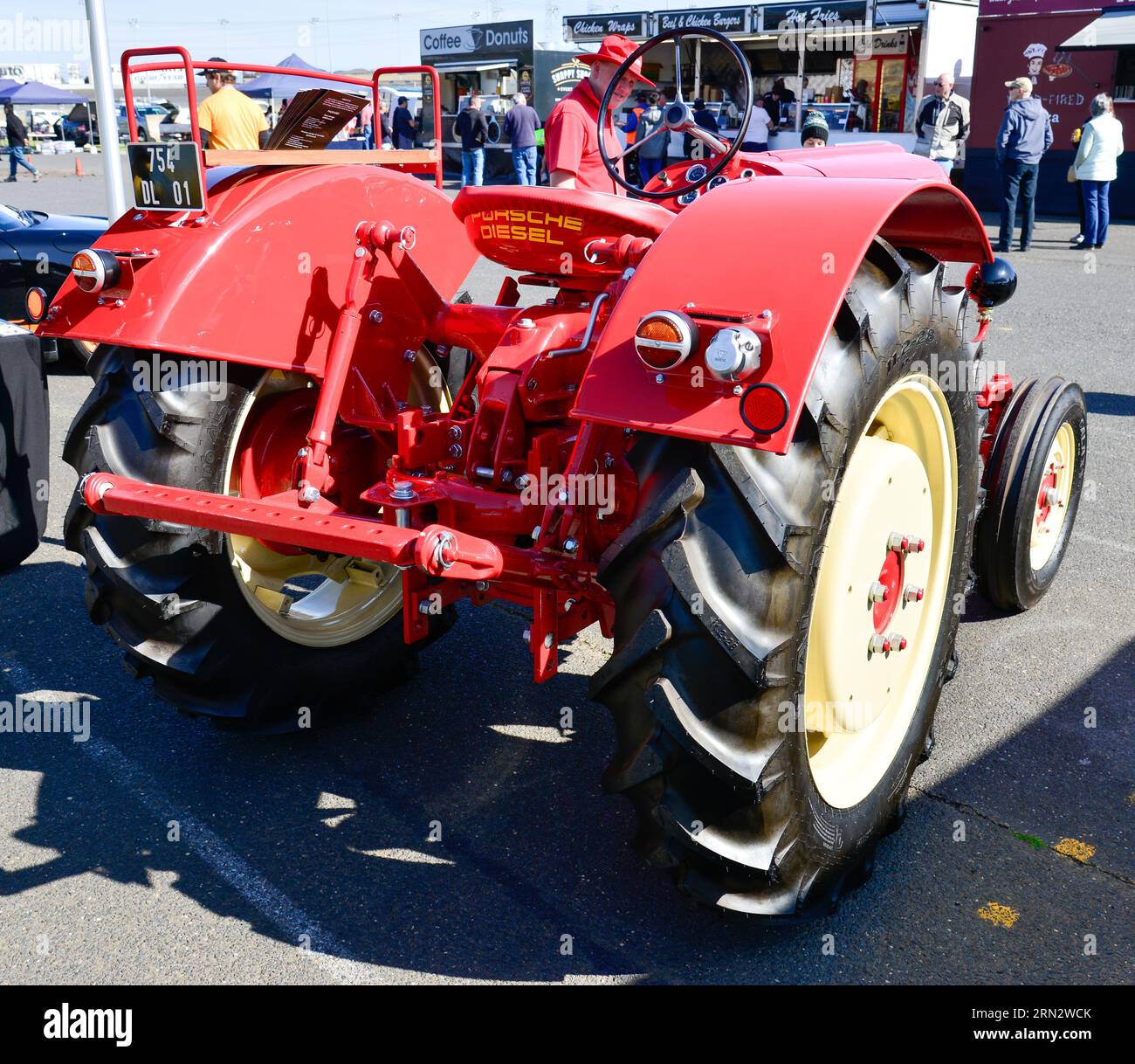 Porsche Vintage Industrial Diesel Tractor Red à Auto Show Shine, Melbourne Victoria Australie Banque D'Images