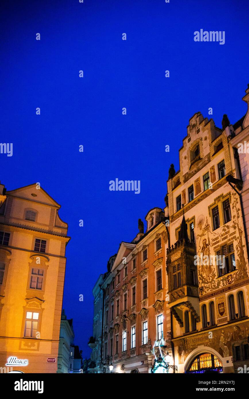 Maison néo-Renaissance de la Vierge Marie façade peinte sur la place de la Vieille ville, Prague, République tchèque. Banque D'Images