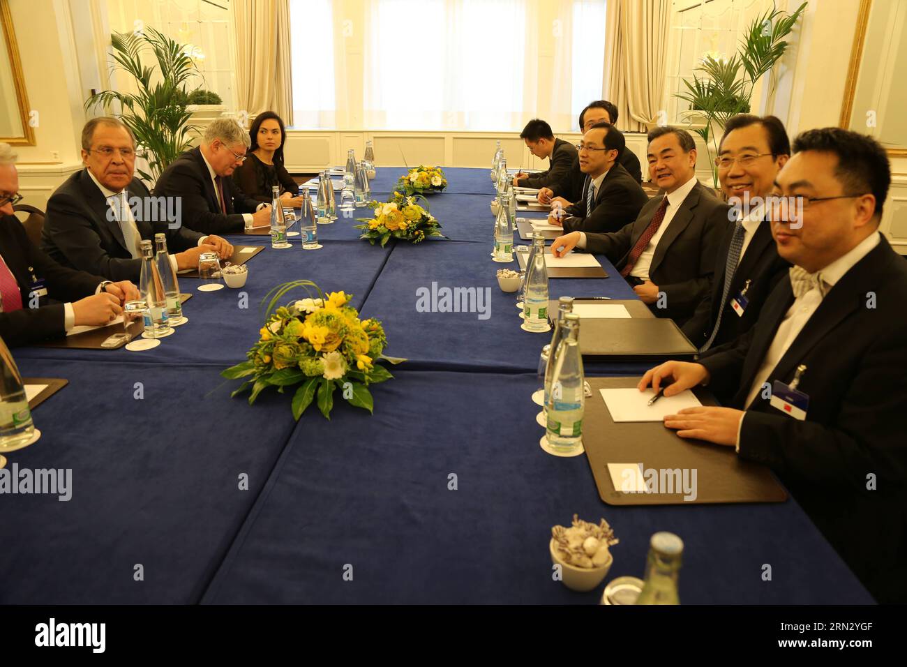 Le ministre chinois des Affaires étrangères Wang Yi (3e R) rencontre le ministre russe des Affaires étrangères Sergueï Lavrov (1e L) à Lausanne, Suisse, le 29 mars 2015. SUISSE-LAUSANNE-CHINE-RUSSIE-RENCONTRE LingxXin PUBLICATIONxNOTxINxCHN Ministres chinois des Affaires étrangères Wang Yi 3rd r rencontre les Ministres russes des Affaires étrangères Sergey Lavrov 1st l à Lausanne Suisse LE 29 2015 mars Suisse Lausanne Chine Russie rencontre PUBLICATIONxNOTxINxCHN Banque D'Images