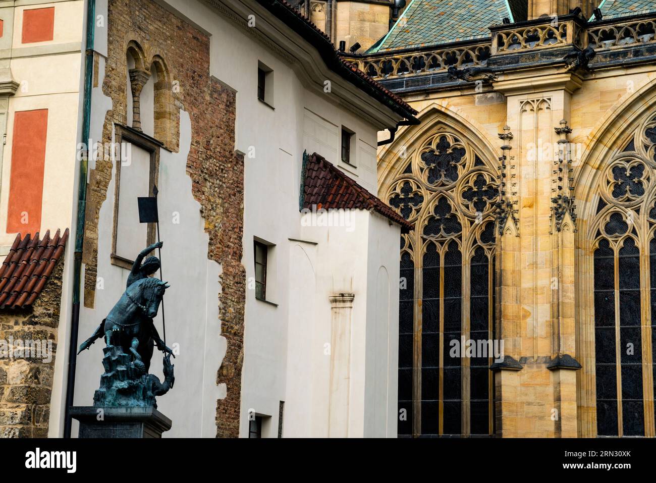 Fenêtres gothiques de trackery de St. Cathédrale de Vitus et statue équestre de Saint Georges dans la cour du château de Prague en République tchèque. Banque D'Images