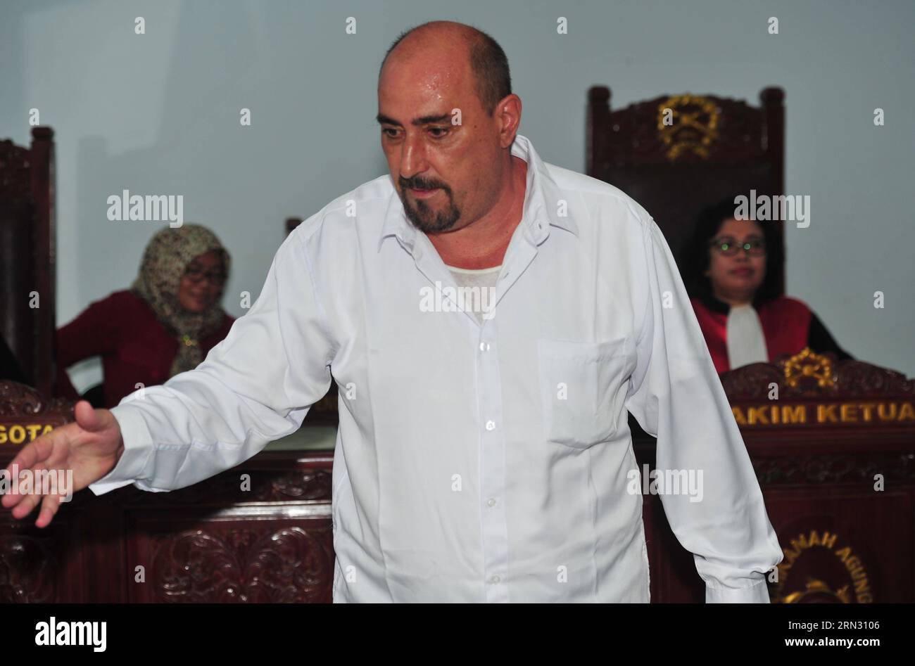 (150401) -- JAKARTA, le 1 avril 2015 -- Serge Atlaoui, un Français condamné à mort pour des infractions liées à la drogue, réagit après une audience de révision judiciaire de sa condamnation à mort à Tangerang, dans une banlieue de Jakarta, Indonésie, le 1 avril 2015. L'Indonésie a souvent déclaré aller de l'avant avec le plan d'exécution de dix condamnés étrangers pour la drogue, y compris des détenus d'Australie, du Brésil, de France, du Nigeria et d'Indonésie, après avoir récemment perdu leurs appels à la clémence présidentielle. )(dh) INDONÉSIE-TANGERANG-RÉVISION JUDICIAIRE-COULOIR DE LA MORT Zulkarnain PUBLICATIONxNOTxINxCHN Jakarta Apri Banque D'Images