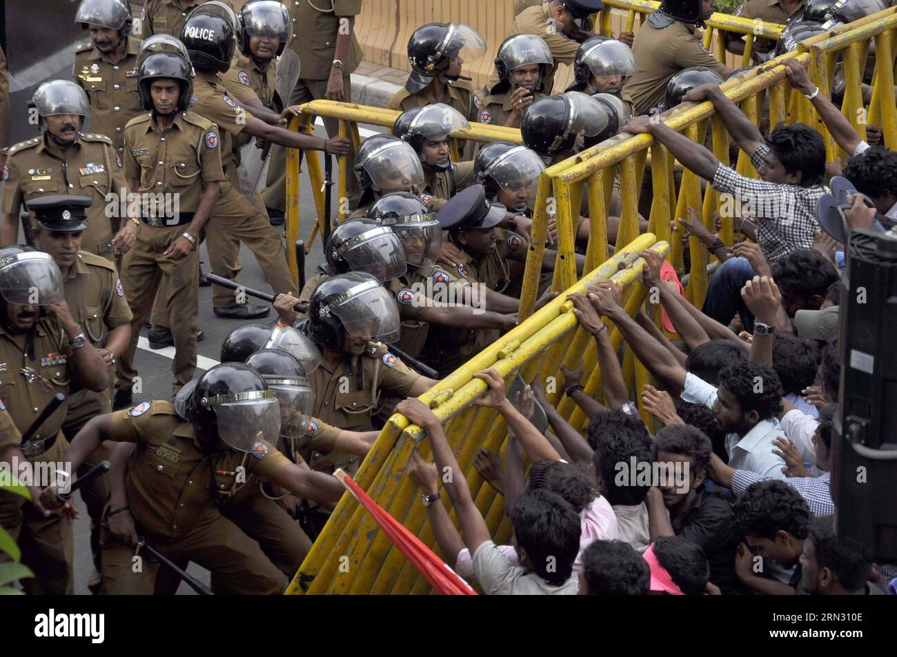 Des étudiants s'affrontent avec la police à Colombo, au Sri Lanka, le 31 mars 2015. La police sri-lankaise a ouvert mercredi une enquête sur les violents affrontements qui ont éclaté mardi entre les étudiants universitaires locaux et la police, faisant plusieurs blessés. Des centaines d'étudiants universitaires ont manifesté mardi dans les rues de la capitale Colombo, exhortant le nouveau gouvernement à répondre aux demandes visant à garantir les droits des étudiants. )(dh) SRI LANKA-COLOMBO-CLASH GayanxSameera PUBLICATIONxNOTxINxCHN les étudiants affrontent la police à Colombo Sri Lanka Mars 31 2015 la police sri lankaise a lancé mercredi Banque D'Images