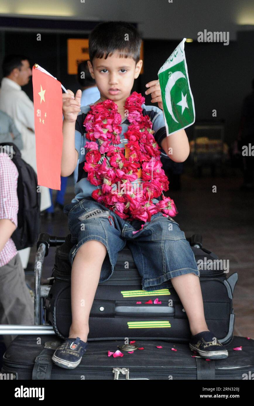 Un garçon pakistanais évacué du Yémen tient des drapeaux nationaux chinois et pakistanais à l'aéroport international Benazir Bhutto à Rawalpindi, Pakistan, le 3 avril 2015. Un groupe de 176 ressortissants pakistanais, bloqués dans le Yémen déchiré par la guerre et évacués par un navire chinois, est arrivé vendredi à Islamabad, ont indiqué les autorités de l'aviation. PAKISTAN-RAWALPINDI-YEMEN-ÉVACUÉS AhmadxKamal PUBLICATIONxNOTxINxCHN un garçon pakistanais évacué du Yémen tient les drapeaux nationaux chinois et pakistanais À l'aéroport international Benazir Bhutto à Rawalpindi Pakistan avril 3 2015 un groupe de 176 ressortissants pakistanais W Banque D'Images