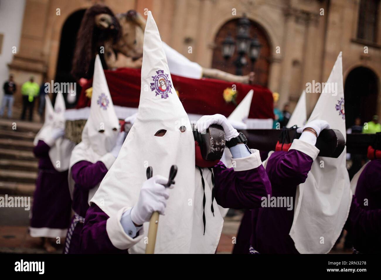 Jose Fabio Moreno (L, devant), 70 ans, participe à la procession du Vendredi Saint, dans le cadre de la célébration de la semaine Sainte, dans la municipalité de Tunja, Colombie, le 3 avril 2015. Jhon Paz) (vf) COLOMBIA-TUNJA-SOCIETY-HOLY WEEK e Jhonpaz PUBLICATIONxNOTxINxCHN 70 ans Jose Fabio Moreno l Front participe à la procession du Vendredi Saint dans le cadre de la célébration de la semaine Sainte dans la municipalité de Tunja Colombia LE 3 2015 avril Jhon Paz VF Colombie Tunja Society Holy week e PUBLICATIONxNOTxINxCHN Banque D'Images