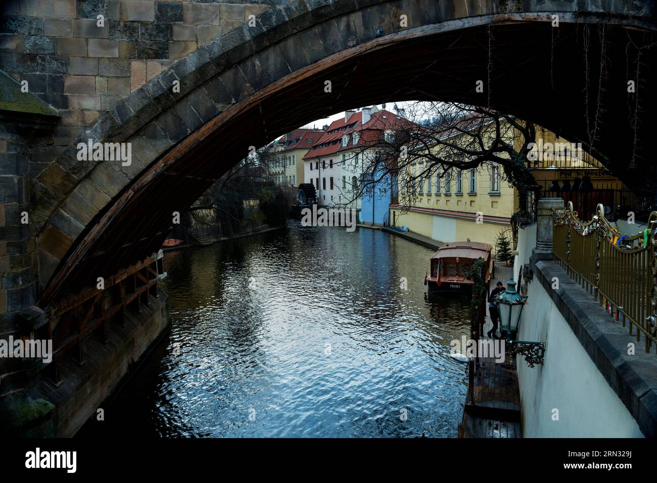 Arc du pont Charles sur le canal du Diable à Prague, République tchèque. Banque D'Images