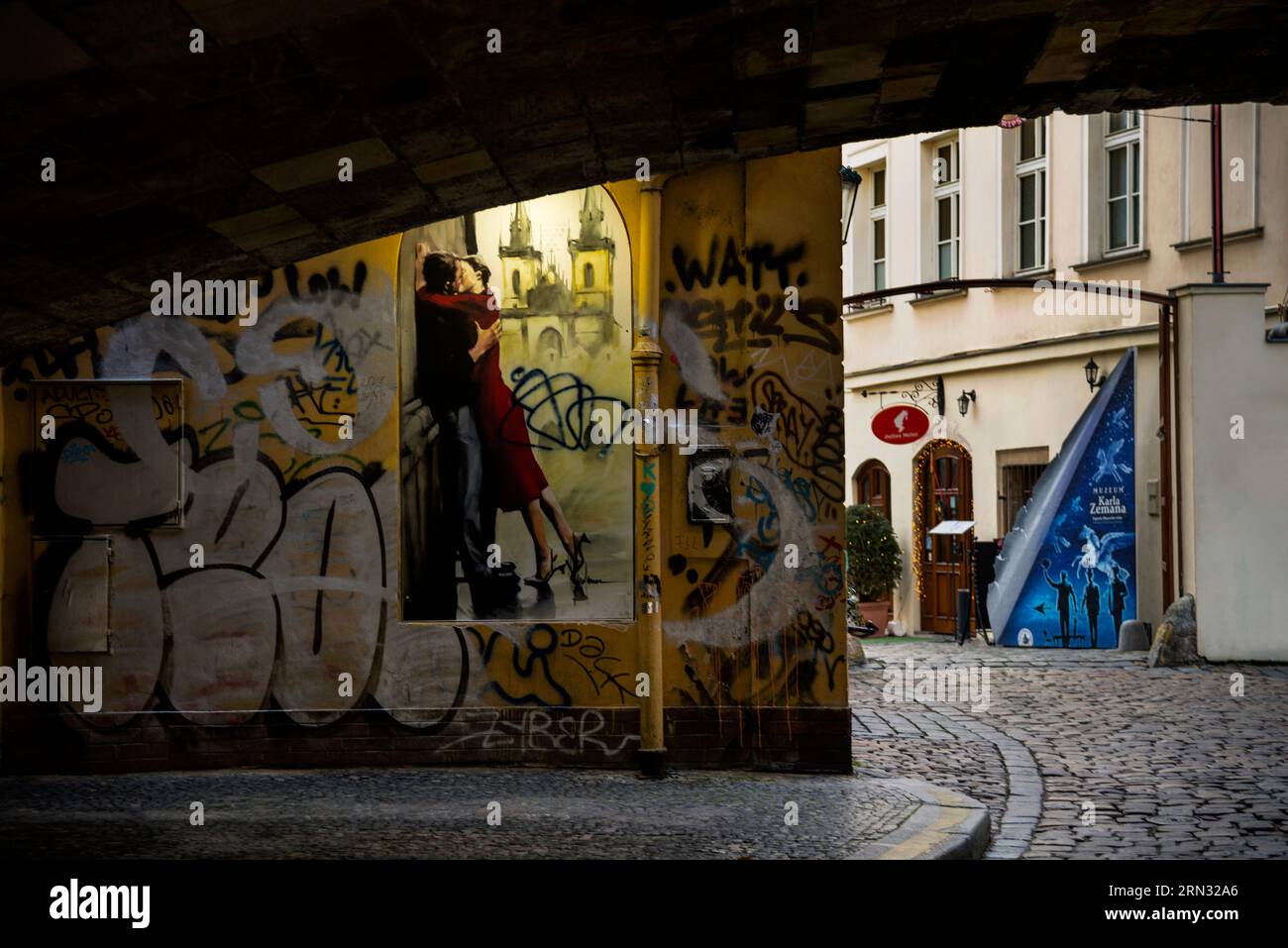 Le Street art du Kiss par le pont Charles à Prague, République tchèque. Banque D'Images