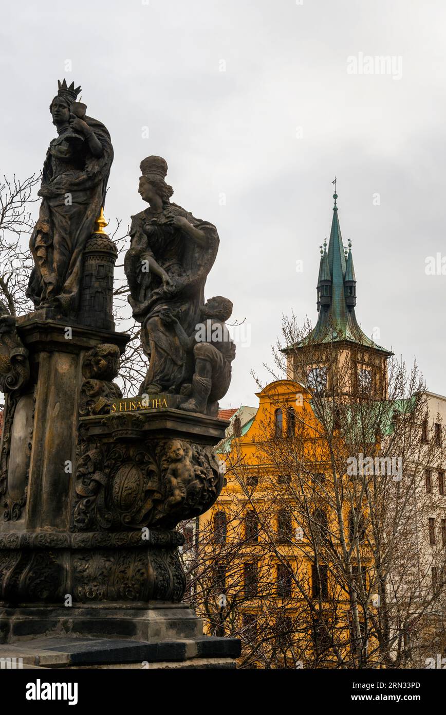 Des groupes sculpturaux comprenant des statues de Saints Elisabetha et Barbara sur le pont Charles à Prague, République tchèque. Banque D'Images