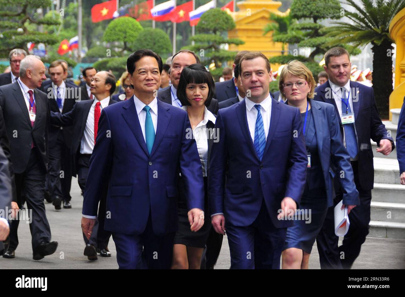 (150406) -- HANOI, 6 avril 2015 -- le Premier ministre vietnamien Nguyen Tan Dung (à gauche, devant) et son homologue russe en visite Dmitri Medvedev (à droite, devant) se rendent au bureau du gouvernement à Hanoi, Vietnam, le 6 avril 2015. Dmitri Medvedev effectue une visite officielle au Vietnam du 5 au 7 avril. VIETNAM-HANOI-RUSSIE-PM-VISITE ZhangxJianhua PUBLICATIONxNOTxINxCHN Hanoi avril 6 2015 les premiers ministres vietnamiens Nguyen TAN Dung l Front et sa visite partie russe Dmitry Medvedev r Front Marche au bureau du gouvernement à Hanoi Vietnam avril 6 2015 Dmitry Medvedev EST en visite officielle à V. Banque D'Images