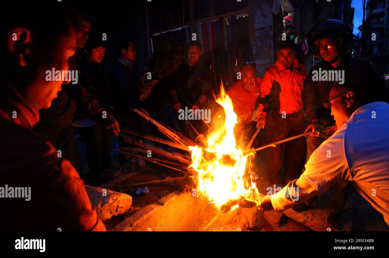 (150406) -- KATMANDOU, 6 avril 2015 -- des manifestants assistent à un rassemblement de la flamme à la veille d'une grève générale de trois jours appelée par l'alliance des 30 partis dirigée par l'UCPN (maoïste) à Katmandou, Népal, le 6 avril 2015. Les partis d ' opposition mécontents avaient appelé à la grève pour faire pression sur les partis au pouvoir pour qu ' ils promulguent une nouvelle constitution sur la base du consensus. )(azp) RASSEMBLEMENT NÉPAL-KATMANDOU-TORCHE SunilxSharma PUBLICATIONxNOTxINxCHN Katmandou avril 6 2015 un manifestant assiste à un rassemblement de la torche À la veille d'une grève générale de trois jours appelée par l'Alliance du Parti maoïste du PCNU 30 à Katmandou Népal avril 6 2 Banque D'Images