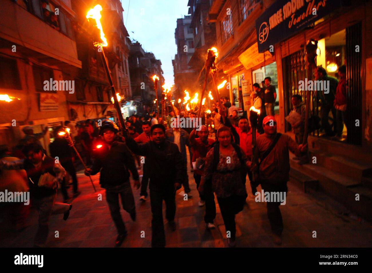 (150406) -- KATMANDOU, 6 avril 2015 -- des manifestants assistent à un rassemblement de la flamme à la veille d'une grève générale de trois jours appelée par l'alliance des 30 partis dirigée par l'UCPN (maoïste) à Katmandou, Népal, le 6 avril 2015. Les partis d ' opposition mécontents avaient appelé à la grève pour faire pression sur les partis au pouvoir pour qu ' ils promulguent une nouvelle constitution sur la base du consensus. )(azp) RASSEMBLEMENT NÉPAL-KATMANDOU-TORCHE SunilxSharma PUBLICATIONxNOTxINxCHN Katmandou avril 6 2015 un manifestant assiste à un rassemblement de la torche À la veille d'une grève générale de trois jours appelée par l'Alliance du Parti maoïste du PCNU 30 à Katmandou Népal avril 6 2 Banque D'Images