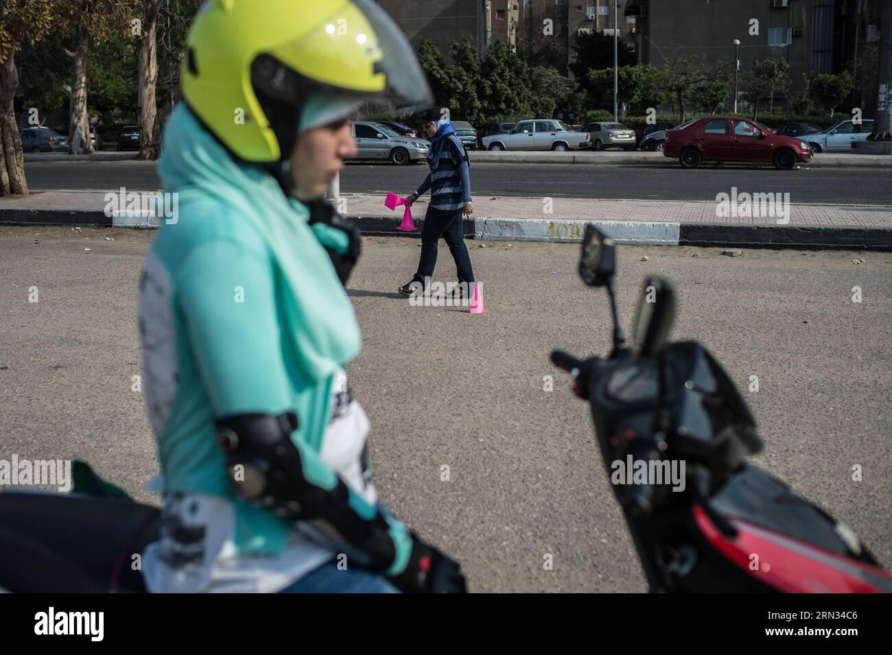 (150406) -- LE CAIRE, -- le formateur Eman Elgabry (retour) donne des instructions à la stagiaire Rasha Asaad lors d'un cours d'équitation dans le quartier de Nasr City au Caire, Egypte, le 4 avril 2015. Le groupe Girls on Wheels organisé par Basma Elgabry, étudiante égyptienne de 21 ans, est de plus en plus populaire sur les réseaux sociaux, attirant des égyptiennes qui veulent apprendre à faire du scooter. En Égypte, il est rare de voir des filles rouler à moto, scooters ou vélos dans les rues, car cela semble être un tabou dans le pays. )(hy) EGYPT-CAIRO-GIRL-SCOOTER-FEATURE PanxChaoyue PUBLICATIONxNOTxINxCHN Cairo team Manager E Banque D'Images