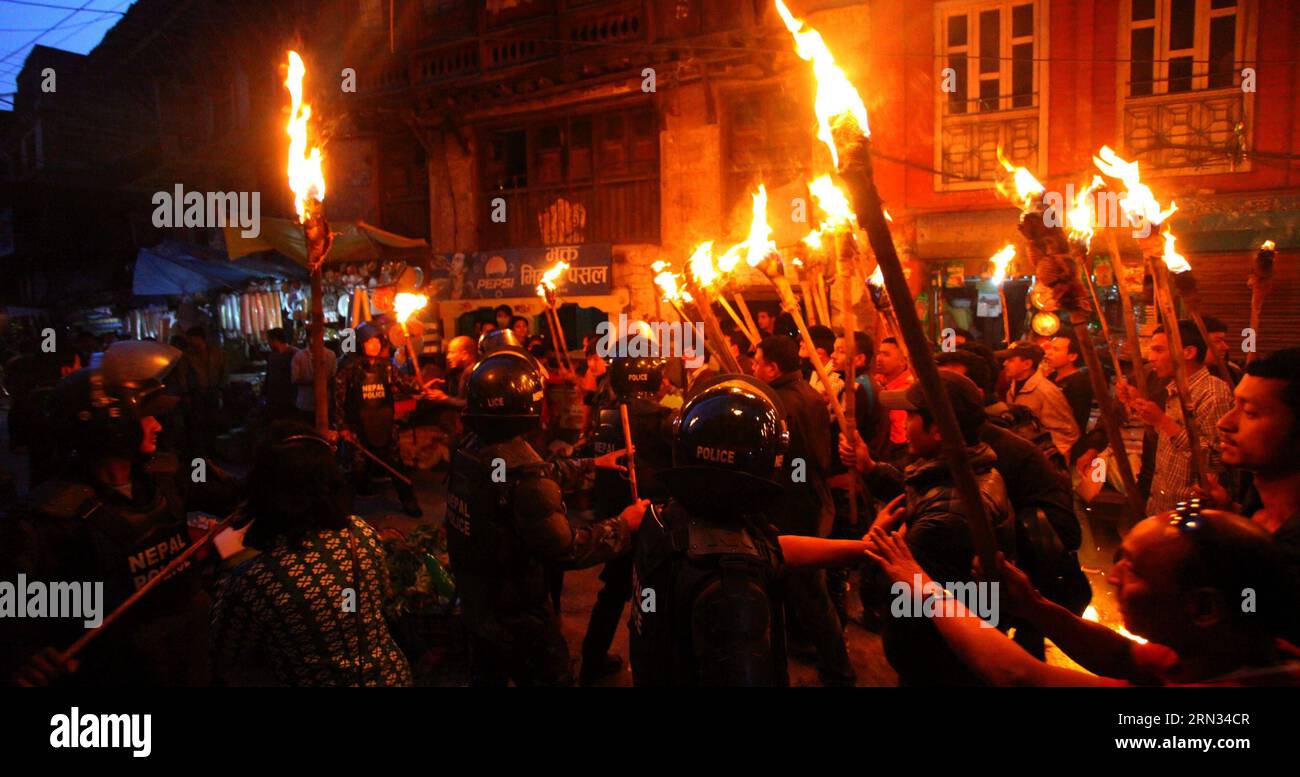 (150406) -- KATMANDOU, 6 avril 2015 -- la police arrête des manifestants lors d'un rassemblement de la flamme à la veille d'une grève générale de trois jours appelée par l'alliance des 30 partis dirigée par l'UCPN (maoïste) à Katmandou, au Népal, le 6 avril 2015. Les partis d ' opposition mécontents avaient appelé à la grève pour faire pression sur les partis au pouvoir pour qu ' ils promulguent une nouvelle constitution sur la base d ' un consensus. NÉPAL-KATMANDOU-RASSEMBLEMENT DE LA TORCHE SunilxSharma PUBLICATIONxNOTxINxCHN Katmandou avril 6 2015 police Arrêter un manifestant lors d'un rassemblement de la torche À la veille d'une grève générale de trois jours appelée par l'Alliance du Parti maoïste du PCUN 30 à Kathma Banque D'Images