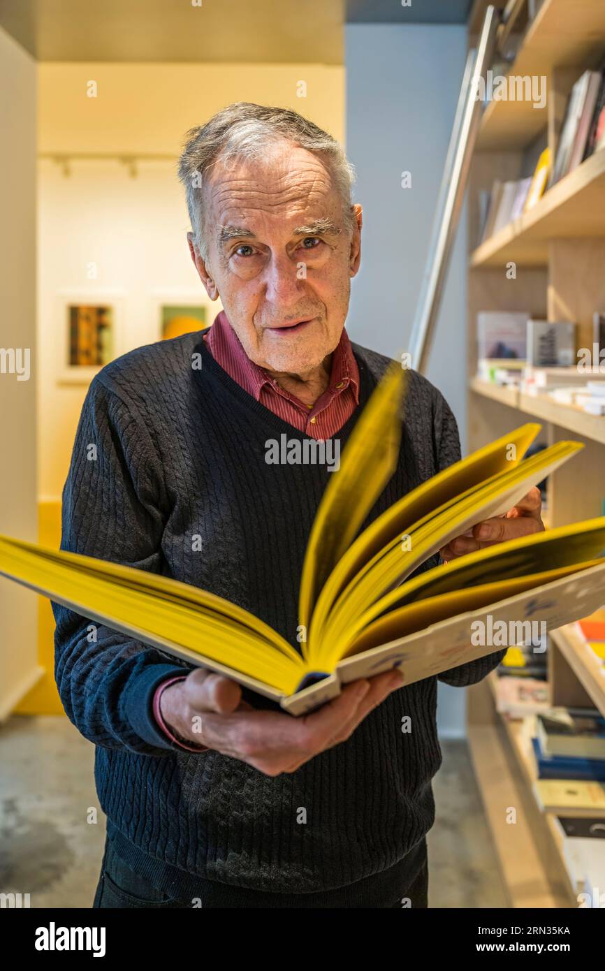 France, Paris, le galeriste, marchand d'art contemporain, libraire et éditeur Yvon Lambert dans sa librairie rue des filles du Calvaire Banque D'Images