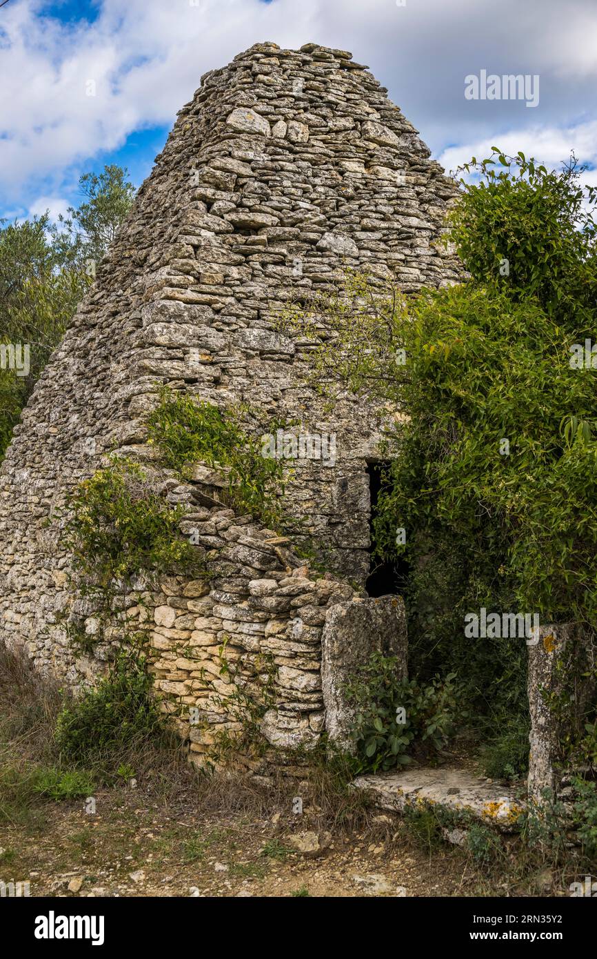 France, Gard, Uzès, capitelle, cabane en pierre sèche autrefois utilisée comme abri temporaire pour les petits propriétaires, leurs outils et leurs produits agricoles dans la garrigue Banque D'Images