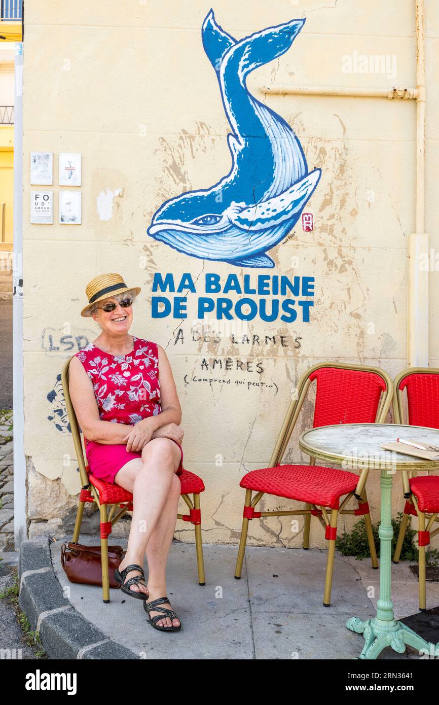 France, Hérault, Sète, quartier Haut, le café le social, murale Ma baleine de Proust de l'artiste Melle Roze Banque D'Images