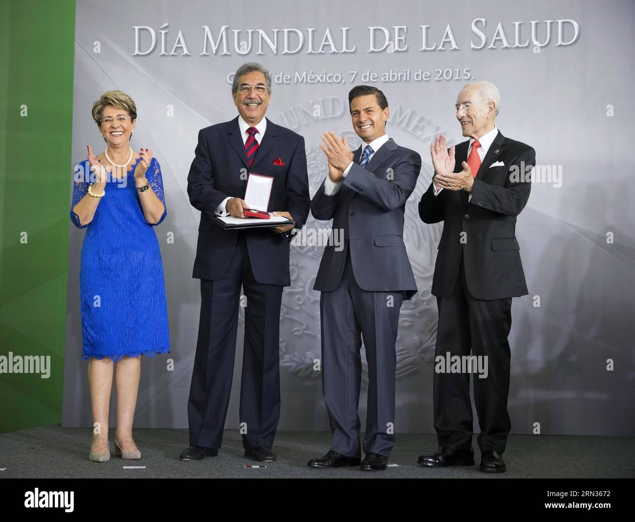 (150407) -- MEXICO, 7 avril 2015 -- image fournie par le Président mexicain Enrique Pena Nieto (2e R) et la Secrétaire à la Santé du Mexique Mercedes Juan Lopez (1e L) participant à un événement pour commémorer la Journée mondiale de la Santé, au Secrétariat à la Santé, à Mexico, capitale du Mexique, le 7 avril 2015. ) (Da) MEXICO-MEXICO CITY-HEALTH-PENA NIETO MEXICO SxPRESIDENCY PUBLICATIONxNOTxINxCHN Mexico City avril 7 2015 image fournie par les spectacles le président MEXICAIN Enrique Pena Nieto 2e r et la secrétaire à la santé du Mexique Mercedes Juan Lopez 1e l participant à l'événement pour commémorer la guérison mondiale Banque D'Images