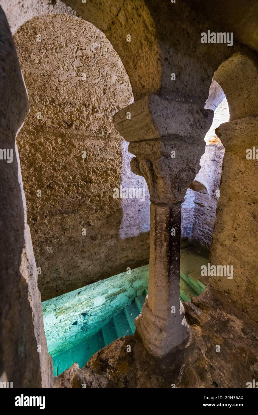 France, Hérault, Montpellier, centre historique appelé l’Ecusson, au sous-sol d’un immeuble de la rue de la Barralerie, le mikveh médiéval, l’un des bains de purification rituelle juive les mieux conservés du 13e siècle, est alimenté par des eaux souterraines sans cesse renouvelées Banque D'Images