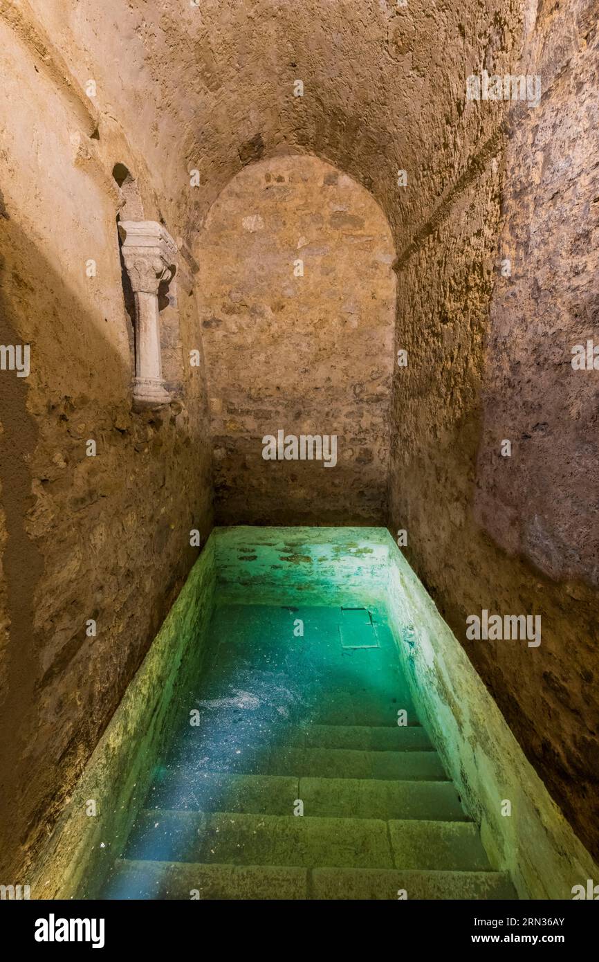 France, Hérault, Montpellier, centre historique appelé l’Ecusson, au sous-sol d’un immeuble de la rue de la Barralerie, le mikveh médiéval, l’un des bains de purification rituelle juive les mieux conservés du 13e siècle, est alimenté par des eaux souterraines sans cesse renouvelées Banque D'Images
