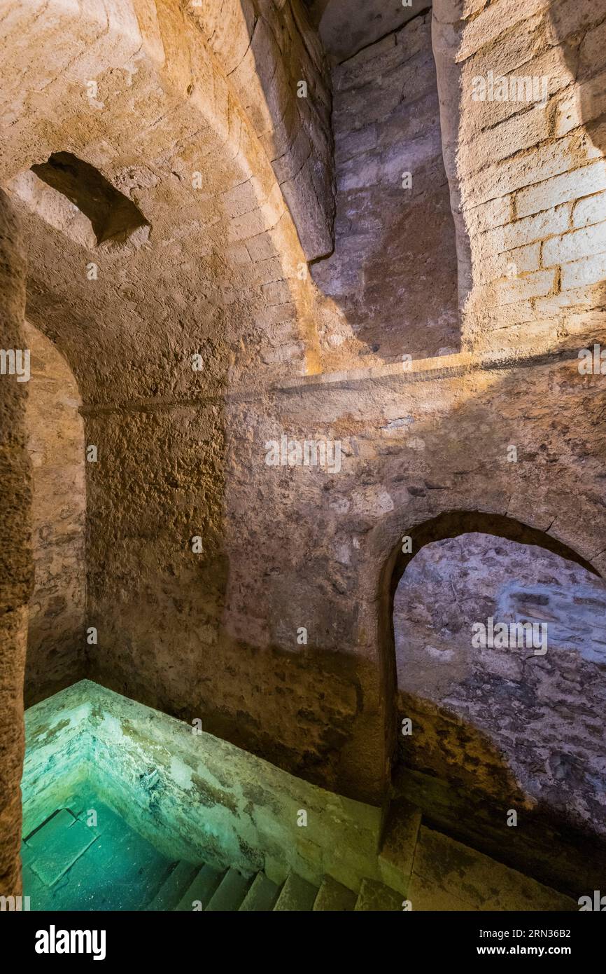 France, Hérault, Montpellier, centre historique appelé l’Ecusson, au sous-sol d’un immeuble de la rue de la Barralerie, le mikveh médiéval, l’un des bains de purification rituelle juive les mieux conservés du 13e siècle, est alimenté par des eaux souterraines sans cesse renouvelées Banque D'Images