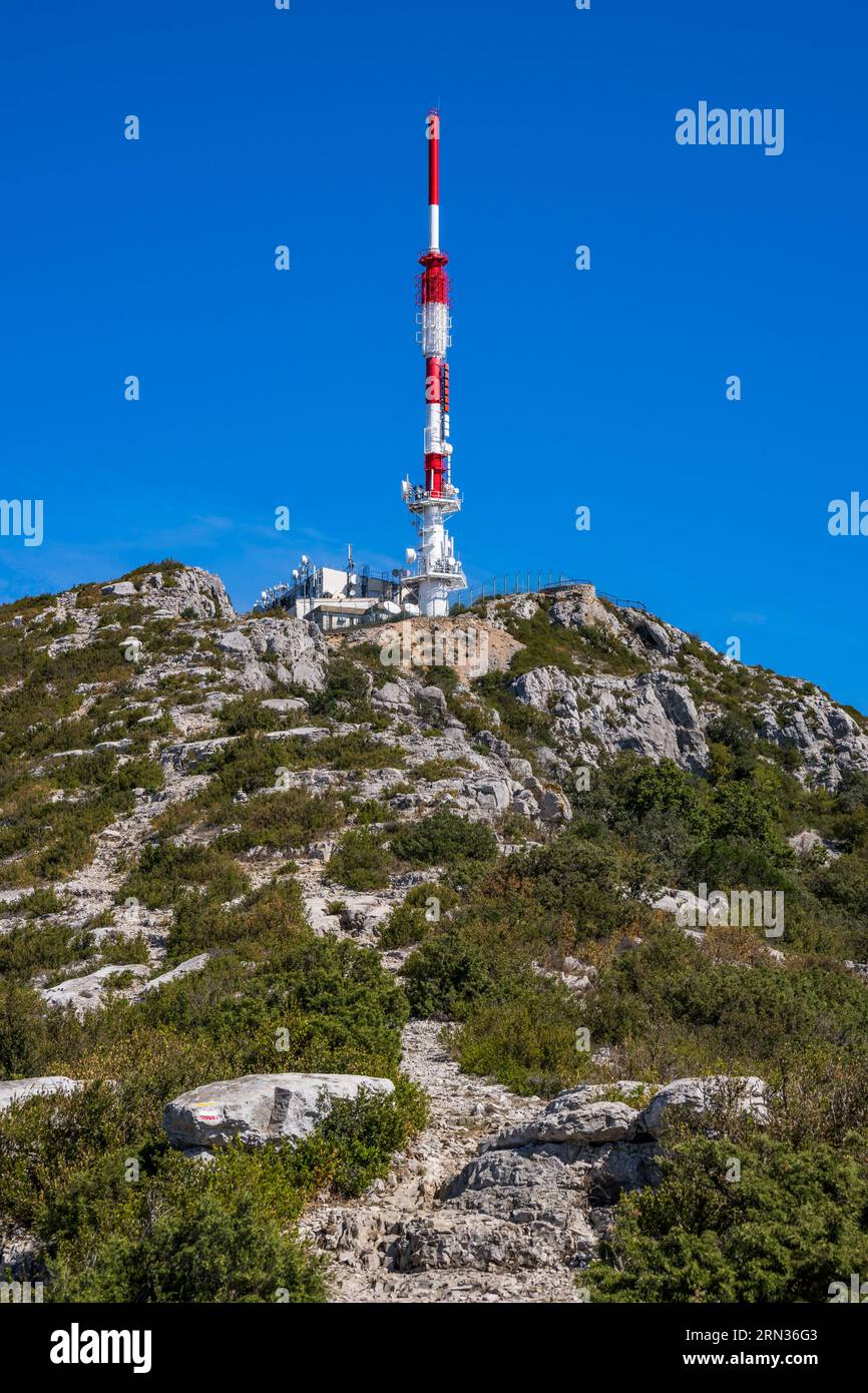 France, Hérault, les Causses et les Cévennes, paysage culturel agro-pastoral méditerranéen, inscrit au patrimoine mondial de l'UNESCO, Montpeyroux, antenne TDF de 70 m de hauteur (transmission radio et télévision) au sommet du Mont Saint-Baudille Banque D'Images